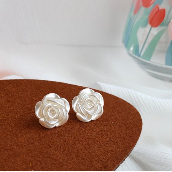 💙💕💕Last one Pearl Flower Stud Earrings - Picture 7 of 15